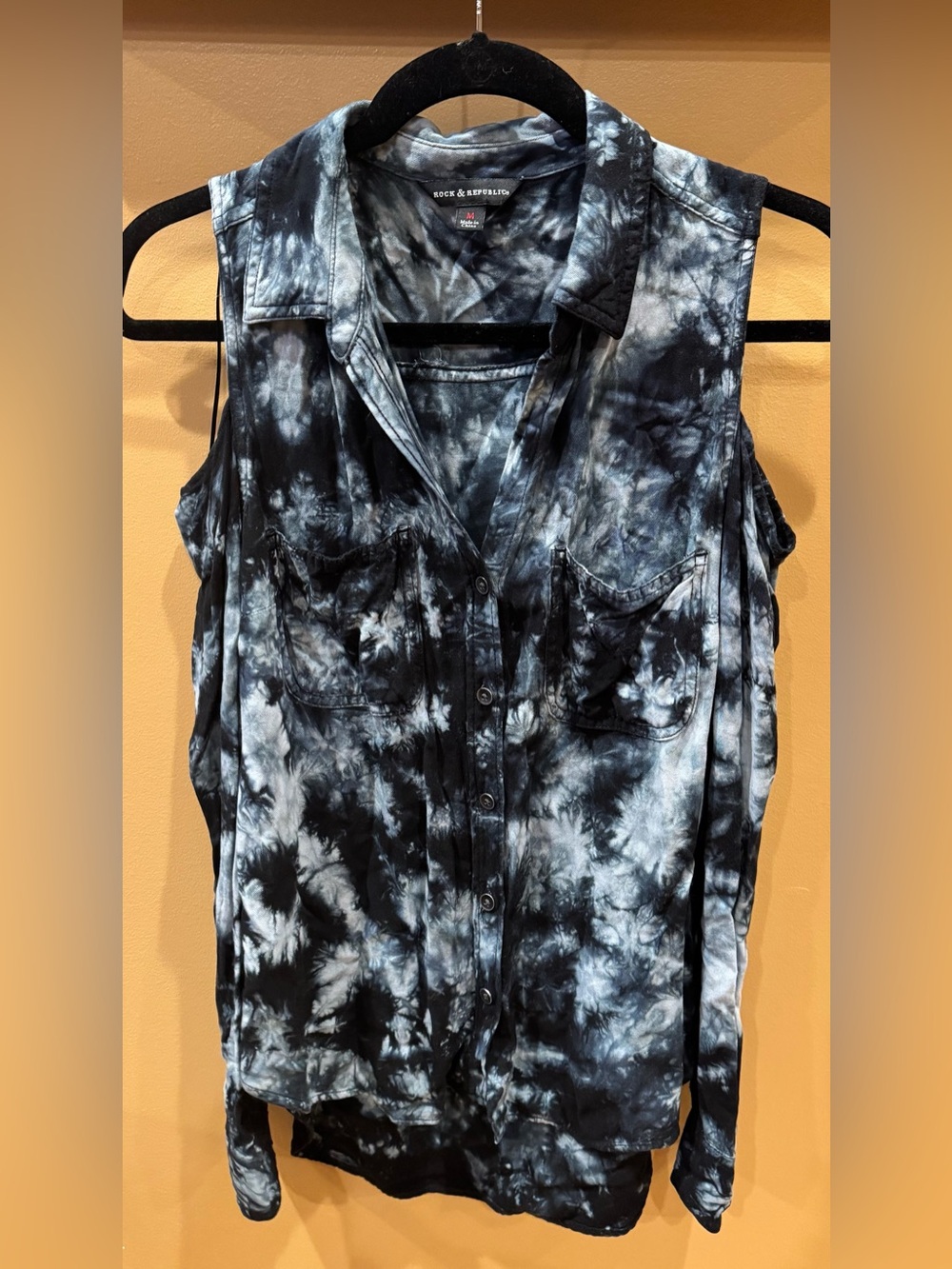 Rock & Republic Black Tie-Dye Cold Shoulder Button-Up Top size Medium